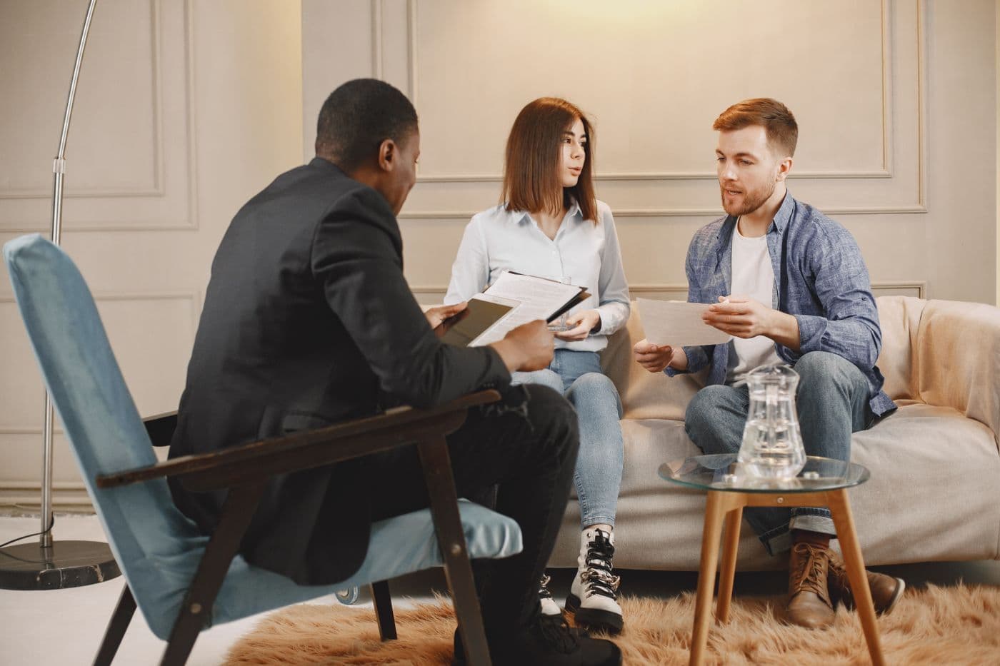 Menschen sitzen in einem ruhigen Raum in einem vertraulichen Gespräch